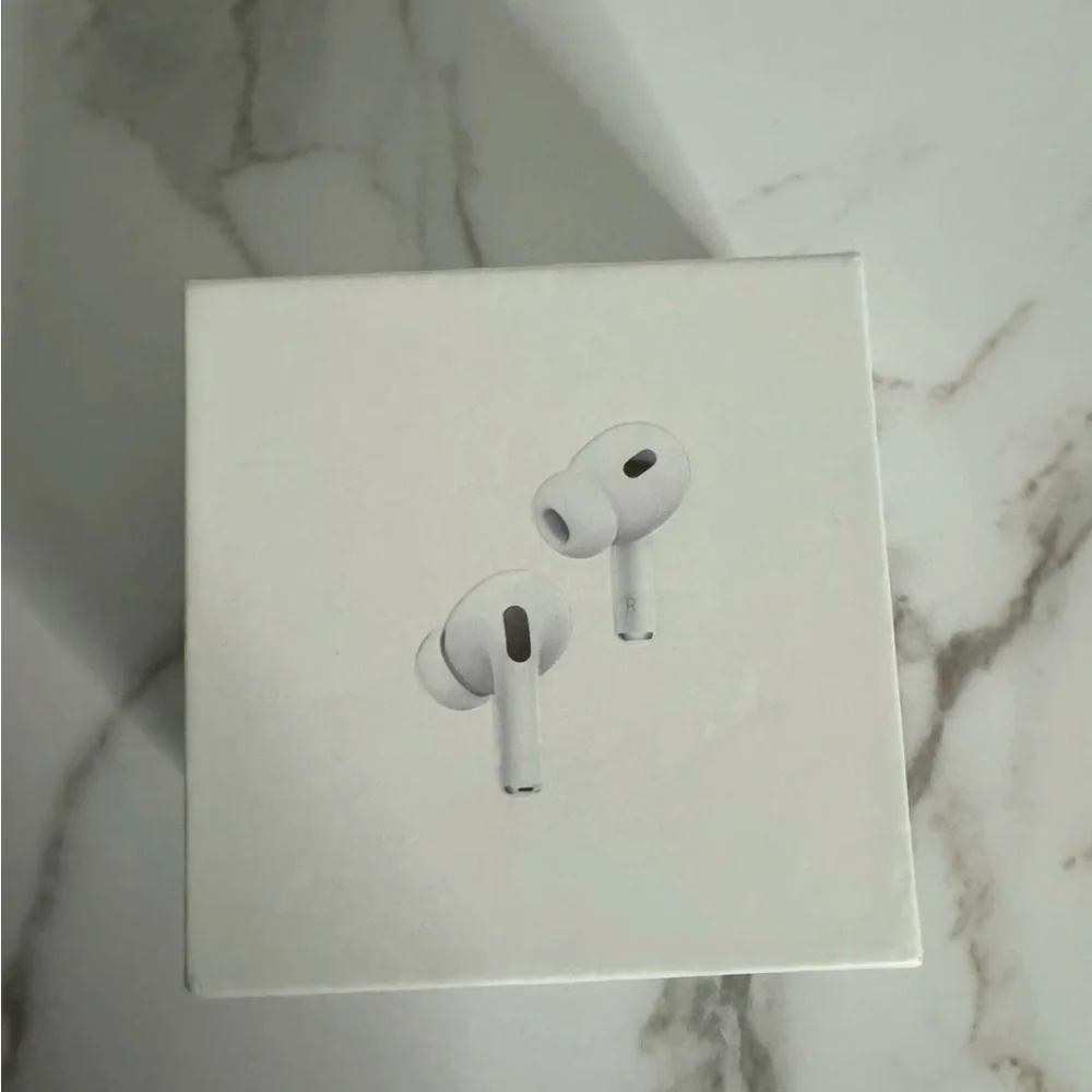 Apple White Wireless Earbuds with Charging Cable